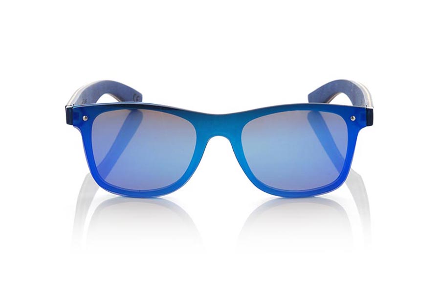 Gafas de Madera Natural de Laminada SKY BLUE. Las gafas de sol SKY BLUE están realizadas con el frontal de material sintético azul transparente y las varillas en madera de skateboard de arce laminada grabadas con un patrón étnico, se trata de un modelo de última tendencia, las lentes planas <b>PC NO POLARIZADAS</b> cubren todo el frontal. Medida frontal: 152X48mm Venta al Por Mayor y Detalle | Root Sunglasses® 