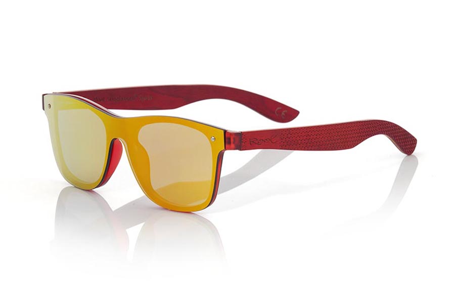 Wood eyewear of Skateboard modelo SKY RED. The SKY RED sunglasses are made with the front of red transparent synthetic material and the laminated maple skateboard wood sideburns engraved with an ethnic pattern, it is a latest trend model, flat lenses <b> non-polarized PC </b> They cover the whole front. Frontal measurement: 152X48mm | Root Sunglasses® 