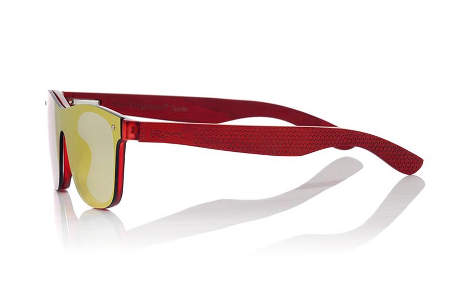 Wood eyewear of Skateboard SKY RED. The SKY RED sunglasses are made with the front of red transparent synthetic material and the laminated maple skateboard wood sideburns engraved with an ethnic pattern, it is a latest trend model, flat lenses <b> non-polarized PC </b> They cover the whole front. Frontal measurement: 152X48mm for Wholesale & Retail | Root Sunglasses® 