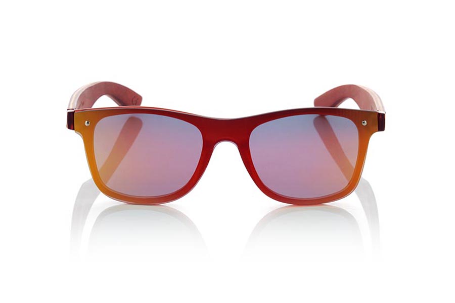 Gafas de Madera Natural de Laminada SKY RED. Las gafas de sol SKY RED  están realizadas con el frontal de material sintético rojo transparente y las varillas en madera de skateboard de arce laminada grabadas con un patrón étnico, se trata de un modelo de última tendencia, las lentes planas <b>PC NO POLARIZADAS</b> cubren todo el frontal. Medida frontal: 152X48mm Venta al Por Mayor y Detalle | Root Sunglasses® 