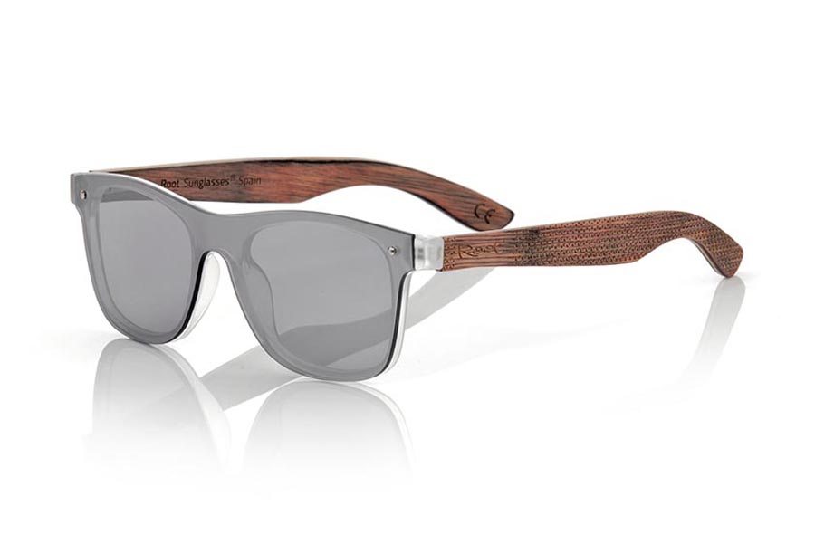 Wood eyewear of Skateboard SKY SILVER. The SKY SILVER sunglasses are made with the front of transparent synthetic material and the laminated maple skateboard wood sideburns engraved with an ethnic pattern, it is a latest trend model, flat lenses <b> non-polarized PC </b> They cover the whole front. Frontal measurement: 152X48mm for Wholesale & Retail | Root Sunglasses® 