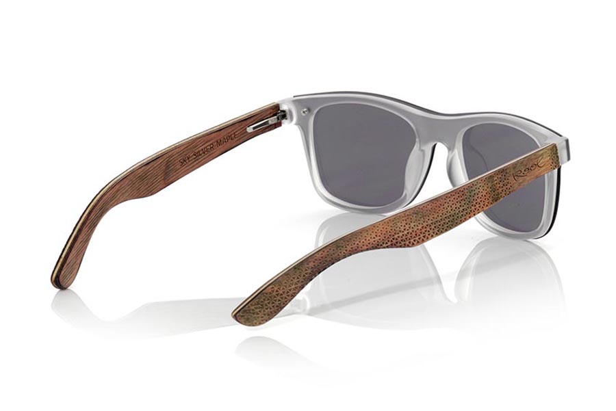 Wood eyewear of Skateboard SKY SILVER. The SKY SILVER sunglasses are made with the front of transparent synthetic material and the laminated maple skateboard wood sideburns engraved with an ethnic pattern, it is a latest trend model, flat lenses <b> non-polarized PC </b> They cover the whole front. Frontal measurement: 152X48mm for Wholesale & Retail | Root Sunglasses® 