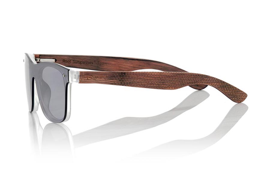 Wood eyewear of Skateboard SKY SILVER. The SKY SILVER sunglasses are made with the front of transparent synthetic material and the laminated maple skateboard wood sideburns engraved with an ethnic pattern, it is a latest trend model, flat lenses <b> non-polarized PC </b> They cover the whole front. Frontal measurement: 152X48mm for Wholesale & Retail | Root Sunglasses® 