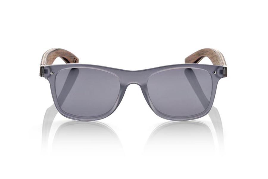 Gafas de Madera Natural de Laminada SKY SILVER. Las gafas de sol SKY SILVER están realizadas con el frontal de material sintético transparente y las varillas en madera de skateboard de arce laminada grabadas con un patrón étnico, se trata de un modelo de última tendencia, las lentes planas <b>PC NO POLARIZADAS</b> cubren todo el frontal. Medida frontal: 152X48mm Venta al Por Mayor y Detalle | Root Sunglasses® 