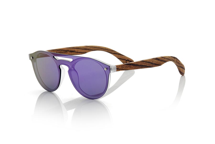 Gafas de Madera Natural de Zebrano SAMBA PURPLE. Las gafas de sol SAMBA PURPLE están realizadas con el frontal de material sintético TRANSLÚCIDO y las varillas en madera de zebra grabadas con un patrón étnico, se trata de un modelo femenino redondeado muy de tendencia actual las lentes planas <b>PC NO POLARIZADAS</b> cubren todo el frontal.. Medida frontal: 137X49mm Venta al Por Mayor y Detalle | Root Sunglasses® 