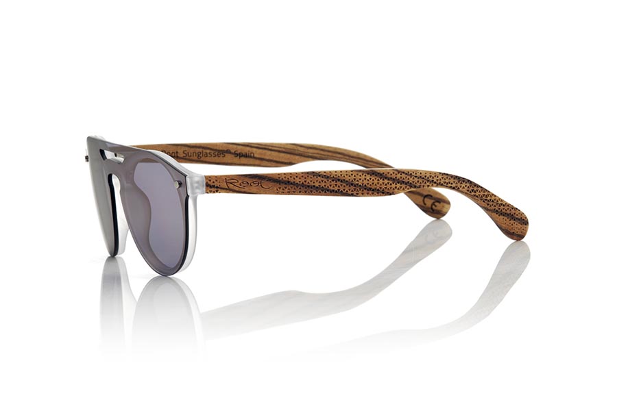 Gafas de Madera Natural de Zebrano SAMBA PURPLE. Las gafas de sol SAMBA PURPLE están realizadas con el frontal de material sintético TRANSLÚCIDO y las varillas en madera de zebra grabadas con un patrón étnico, se trata de un modelo femenino redondeado muy de tendencia actual las lentes planas <b>PC NO POLARIZADAS</b> cubren todo el frontal.. Medida frontal: 137X49mm Venta al Por Mayor y Detalle | Root Sunglasses® 