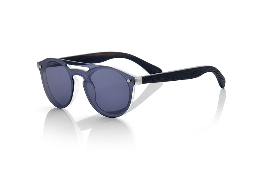 Gafas de Madera Natural de Ébano SAMBA GREY. Las gafas de sol SAMBA PURPLE están realizadas con el frontal de material sintético TRANSLÚCIDO y las varillas en madera de ébano grabadas con un patrón étnico, se trata de un modelo femenino redondeado muy de tendencia actual las lentes planas <b>PC NO POLARIZADAS</b> cubren todo el frontal.. Medida frontal: 137X49mm Venta al Por Mayor y Detalle | Root Sunglasses® 