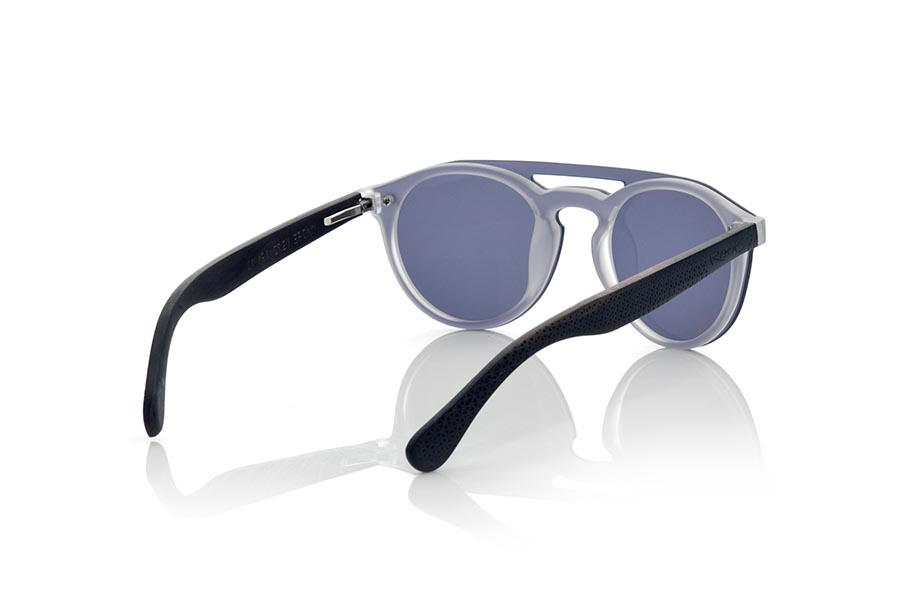 Gafas de Madera Natural de Ébano SAMBA GREY. Las gafas de sol SAMBA PURPLE están realizadas con el frontal de material sintético TRANSLÚCIDO y las varillas en madera de ébano grabadas con un patrón étnico, se trata de un modelo femenino redondeado muy de tendencia actual las lentes planas <b>PC NO POLARIZADAS</b> cubren todo el frontal.. Medida frontal: 137X49mm Venta al Por Mayor y Detalle | Root Sunglasses® 