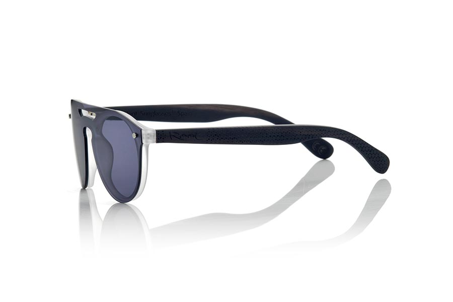 Gafas de Madera Natural de Ébano SAMBA GREY. Las gafas de sol SAMBA PURPLE están realizadas con el frontal de material sintético TRANSLÚCIDO y las varillas en madera de ébano grabadas con un patrón étnico, se trata de un modelo femenino redondeado muy de tendencia actual las lentes planas <b>PC NO POLARIZADAS</b> cubren todo el frontal.. Medida frontal: 137X49mm Venta al Por Mayor y Detalle | Root Sunglasses® 