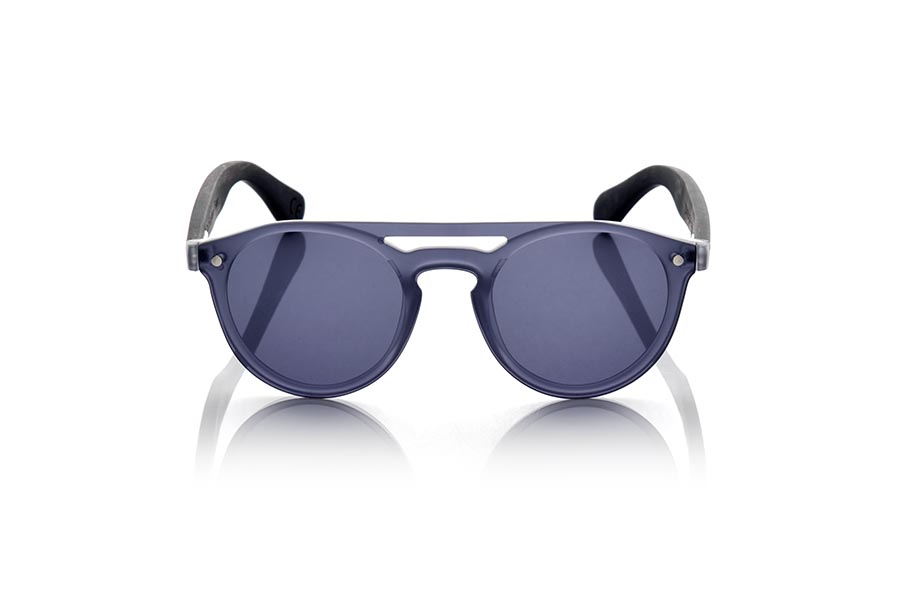 Gafas de Madera Natural de Ébano SAMBA GREY. Las gafas de sol SAMBA PURPLE están realizadas con el frontal de material sintético TRANSLÚCIDO y las varillas en madera de ébano grabadas con un patrón étnico, se trata de un modelo femenino redondeado muy de tendencia actual las lentes planas <b>PC NO POLARIZADAS</b> cubren todo el frontal.. Medida frontal: 137X49mm Venta al Por Mayor y Detalle | Root Sunglasses® 