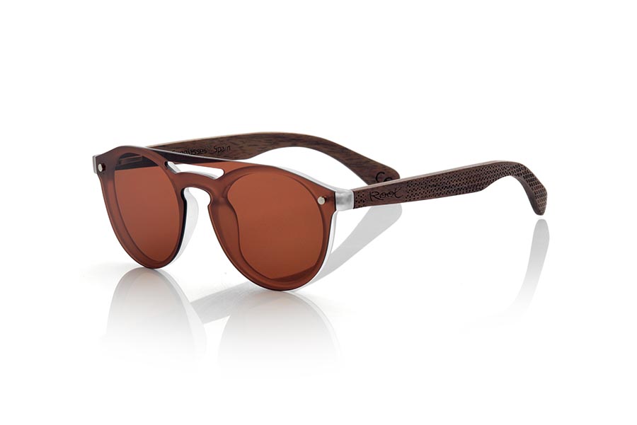 Wood eyewear of Bamboo SAMBA BROWN. The SAMBA BROWN sunglasses are made with the frontal of translucent synthetic material and the sideburns in ROSEWOOD wood engraved with an ethnic pattern, this is a very rounded female model of current trend the flat lenses <b> non-polarized PC </b> Cover the whole frontal.. Frontal measurement: 137X49mm for Wholesale & Retail | Root Sunglasses® 