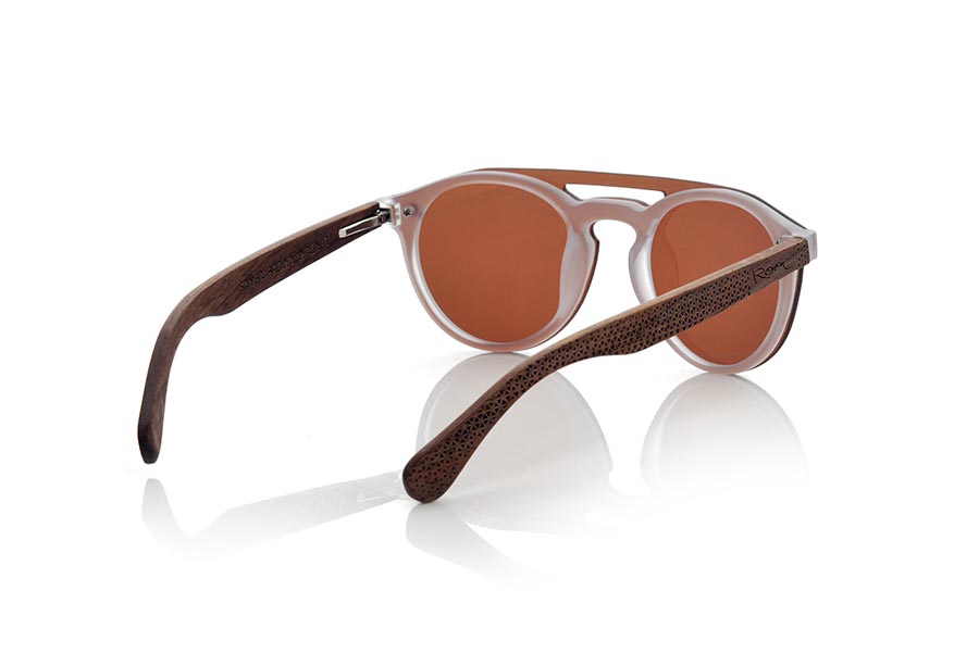 Gafas de Madera Natural de Bambú SAMBA BROWN. Las gafas de sol SAMBA BROWN están realizadas con el frontal de material sintético TRANSLÚCIDO y las varillas en madera de PALISANDRO grabadas con un patrón étnico, se trata de un modelo femenino redondeado muy de tendencia actual las lentes planas <b>PC NO POLARIZADAS</b> cubren todo el frontal.. Medida frontal: 137X49mm Venta al Por Mayor y Detalle | Root Sunglasses® 