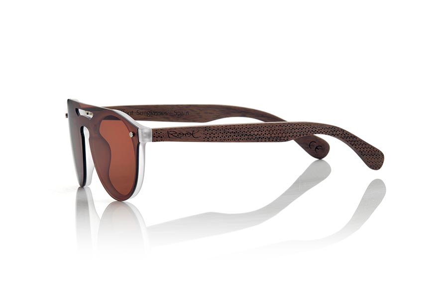 Gafas de Madera Natural de Bambú SAMBA BROWN. Las gafas de sol SAMBA BROWN están realizadas con el frontal de material sintético TRANSLÚCIDO y las varillas en madera de PALISANDRO grabadas con un patrón étnico, se trata de un modelo femenino redondeado muy de tendencia actual las lentes planas <b>PC NO POLARIZADAS</b> cubren todo el frontal.. Medida frontal: 137X49mm Venta al Por Mayor y Detalle | Root Sunglasses® 