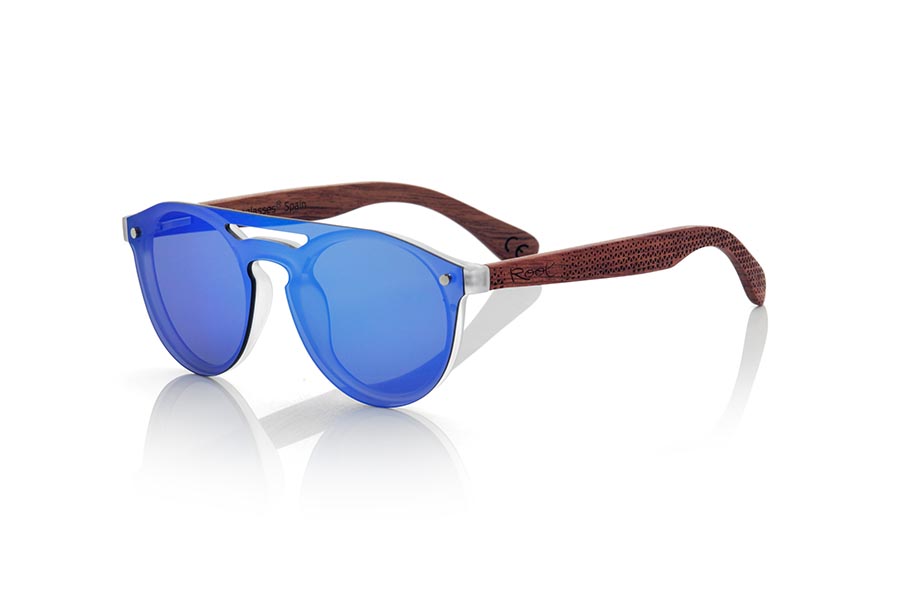 Gafas de Madera Natural de ROSEWOOD modelo SAMBA BLUE. Las gafas de sol SAMBA BLUE están realizadas con el frontal de material sintético TRANSLÚCIDO y las varillas en madera de PALISANDRO grabadas con un patrón étnico, se trata de un modelo femenino redondeado muy de tendencia actual las lentes planas <b>PC NO POLARIZADAS</b> cubren todo el frontal.. Medida frontal: 137X49mm | Root Sunglasses® 