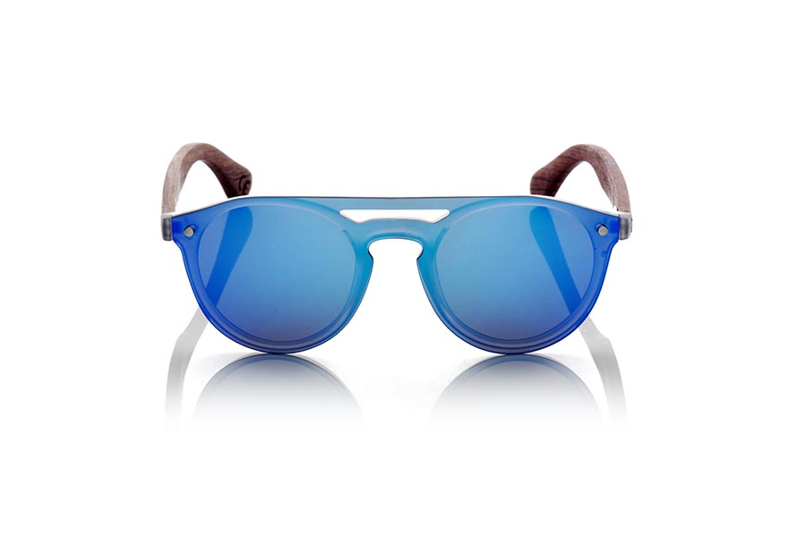 Gafas de Madera Natural de ROSEWOOD SAMBA BLUE. Las gafas de sol SAMBA BLUE están realizadas con el frontal de material sintético TRANSLÚCIDO y las varillas en madera de PALISANDRO grabadas con un patrón étnico, se trata de un modelo femenino redondeado muy de tendencia actual las lentes planas <b>PC NO POLARIZADAS</b> cubren todo el frontal.. Medida frontal: 137X49mm Venta al Por Mayor y Detalle | Root Sunglasses® 