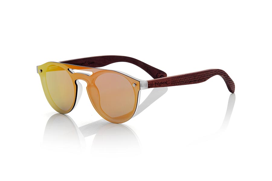 Gafas de Madera Natural de ROSEWOOD SAMBA RED. Las gafas de sol SAMBA RED están realizadas con el frontal de material sintético TRANSLÚCIDO y las varillas en madera de PALISANDRO grabadas con un patrón étnico, se trata de un modelo femenino redondeado muy de tendencia actual las lentes planas <b>PC NO POLARIZADAS</b> cubren todo el frontal.. Medida frontal: 137X49mm Venta al Por Mayor y Detalle | Root Sunglasses® 