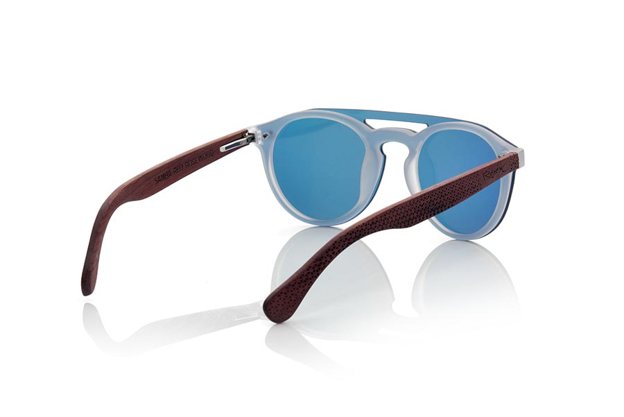 Gafas de Madera Natural de ROSEWOOD SAMBA RED. Las gafas de sol SAMBA RED están realizadas con el frontal de material sintético TRANSLÚCIDO y las varillas en madera de PALISANDRO grabadas con un patrón étnico, se trata de un modelo femenino redondeado muy de tendencia actual las lentes planas <b>PC NO POLARIZADAS</b> cubren todo el frontal.. Medida frontal: 137X49mm Venta al Por Mayor y Detalle | Root Sunglasses® 