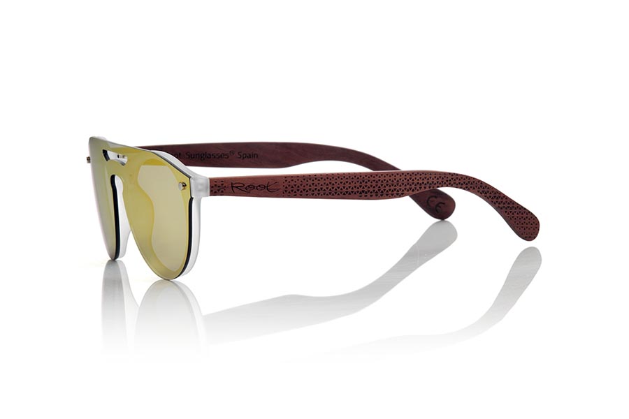 Gafas de Madera Natural de ROSEWOOD SAMBA RED. Las gafas de sol SAMBA RED están realizadas con el frontal de material sintético TRANSLÚCIDO y las varillas en madera de PALISANDRO grabadas con un patrón étnico, se trata de un modelo femenino redondeado muy de tendencia actual las lentes planas <b>PC NO POLARIZADAS</b> cubren todo el frontal.. Medida frontal: 137X49mm Venta al Por Mayor y Detalle | Root Sunglasses® 