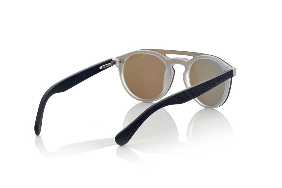 Gafas de Madera Natural de Ébano SAMBA NAVY. Las gafas de sol SAMBA NAVY están realizadas con el frontal de material sintético TRANSLÚCIDO y las varillas en madera de EBANO grabadas con un patrón étnico, se trata de un modelo femenino redondeado muy de tendencia actual las lentes planas <b>PC NO POLARIZADAS</b> cubren todo el frontal.. Medida frontal: 137X49mm Venta al Por Mayor y Detalle | Root Sunglasses® 
