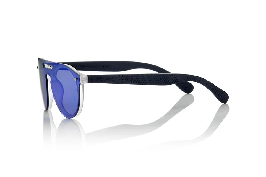Wood eyewear of Ebony SAMBA NAVY. The SAMBA NAVY sunglasses are made with the frontal of translucent synthetic material and the sideburns in EBONY wood engraved with an ethnic pattern, this is a very rounded female model of current trend the flat lenses <b> non-polarized PC </b> Cover the whole frontal.. Frontal measurement: 137X49mm for Wholesale & Retail | Root Sunglasses® 