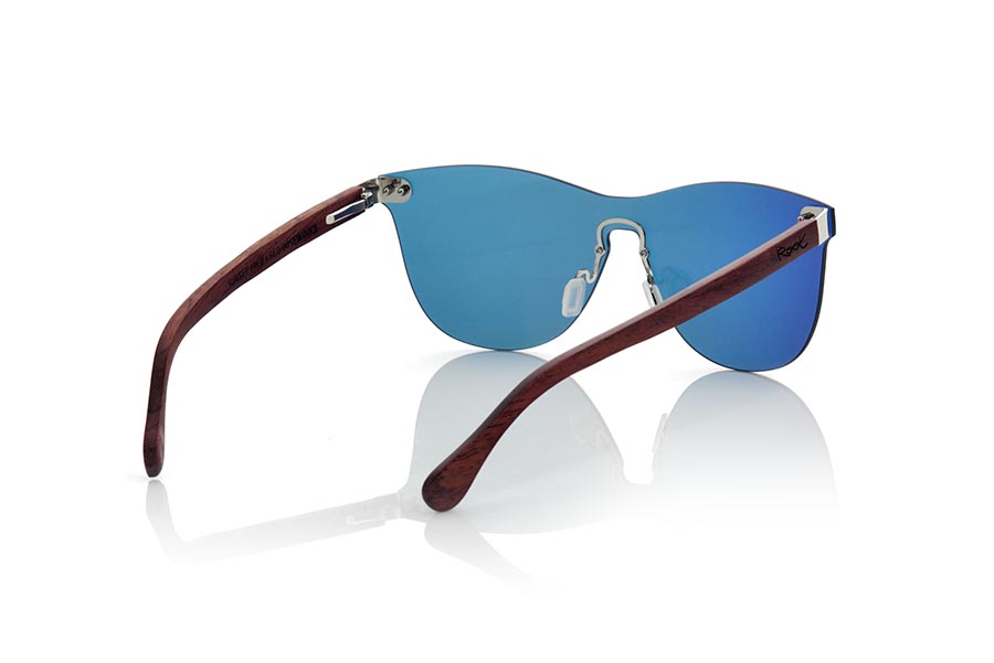 Gafas de Madera Natural de ROSEWOOD SUNSET ROS. Las gafas de sol SUNSET ROS están realizadas sin marco y es la lente plana la que hace las funciones de la montura,  las varillas están fabricadas en madera de PALISANDRO , se trata de un modelo de última tendencia, las lentes planas <b>PC NO POLARIZADAS</b> cubren todo el frontal. Medida frontal: 139X49mm Venta al Por Mayor y Detalle | Root Sunglasses® 