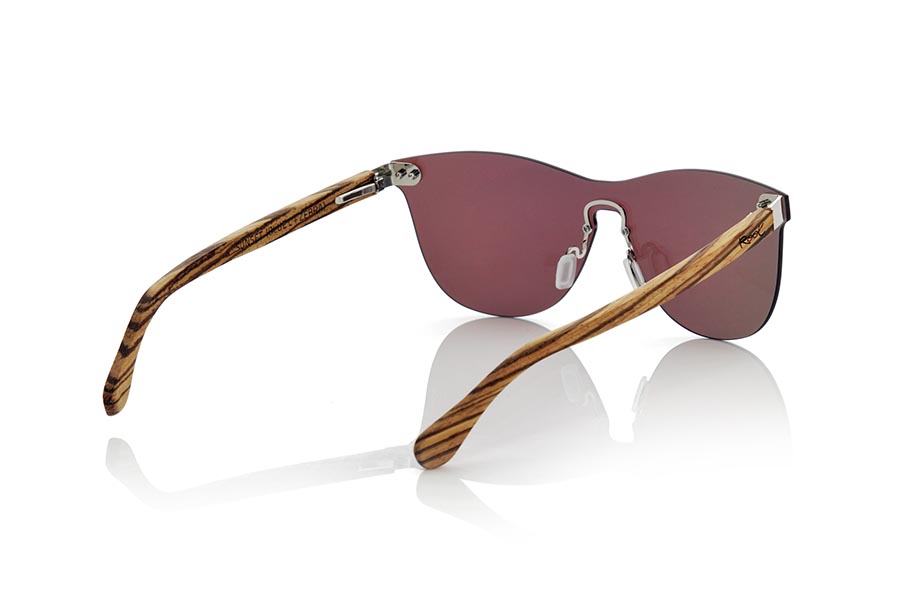 Wood eyewear of Zebrano SUNSET ZEB. The SUNSET ZEB sunglasses are made without frame and it is the flat lens that makes the functions of the saddle, the sideburns are made of ZEBRANO wood, it is a model of last trend, the flat lenses <b> non-polarized PC </b> cover the whole frontal. Frontal measurement: 139X49mm for Wholesale & Retail | Root Sunglasses® 