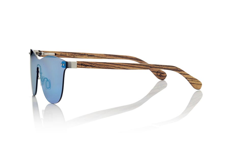 Wood eyewear of Zebrano SUNSET ZEB. The SUNSET ZEB sunglasses are made without frame and it is the flat lens that makes the functions of the saddle, the sideburns are made of ZEBRANO wood, it is a model of last trend, the flat lenses <b> non-polarized PC </b> cover the whole frontal. Frontal measurement: 139X49mm for Wholesale & Retail | Root Sunglasses® 