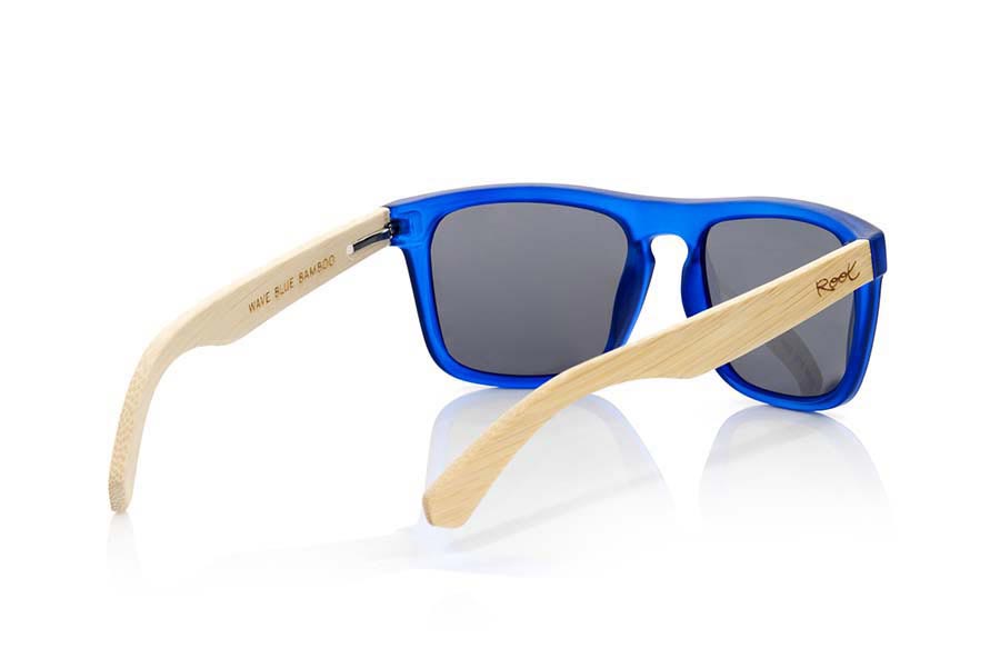 Gafas de Madera Natural de Bambú WAVE BLUE. Las gafas de sol WAVE BLUE están realizadas con el frontal de material sintético AZUL mate transparente  y las varillas en madera de bambú , se trata de un modelo cuadrado anguloso muy masculino con un aire a las famosas okley combinadas con cuatro colores de lentes que se adaptarán a la perfección a tu gusto y a tu estilo moderno. Medida frontal: 145X50mm Venta al Por Mayor y Detalle | Root Sunglasses® 