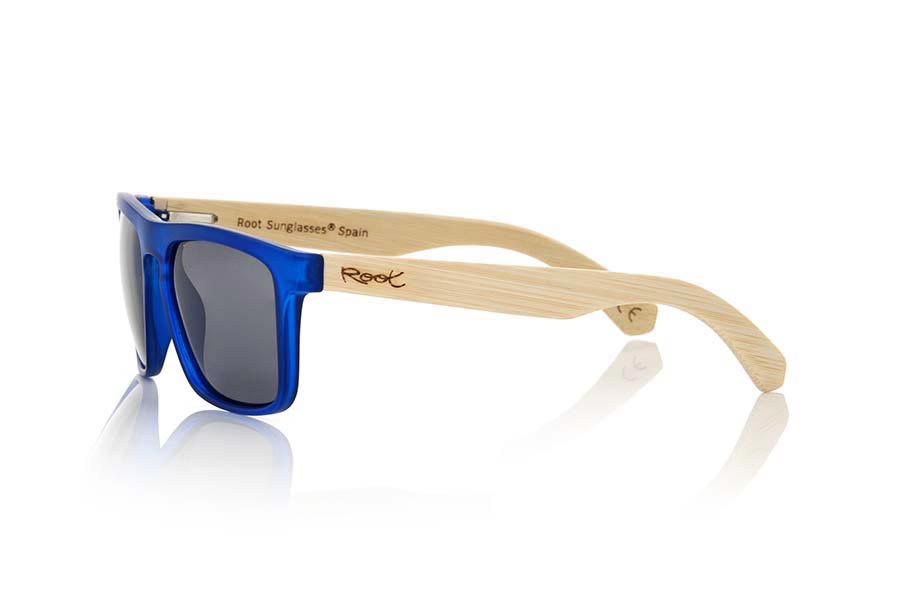 Wood eyewear of Bamboo WAVE BLUE. WAVE BLUE sunglasses are made with the front of transparent matte blue synthetic material and sideburns in bamboo, it's a very male angled square model with a look at the famous okley combined with four colors of lenses that will adapt perfectly to your taste and to your modern style. Front size: 145X50mm for Wholesale & Retail | Root Sunglasses® 