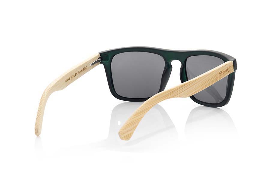 Gafas de Madera Natural de Bambú WAVE GREEN. Las gafas de sol WAVE GREEN  están realizadas con el frontal de material sintético VERDE mate transparente y las patillas en madera de bambú , se trata de un modelo cuadrado agunloso muy masculino con un aire a las famosas okley combinadas con cuatro colores de lentes que se adaptarán a la perfección a tu gusto y a tu estilo moderno. Medida frontal: 145X50mm Venta al Por Mayor y Detalle | Root Sunglasses® 