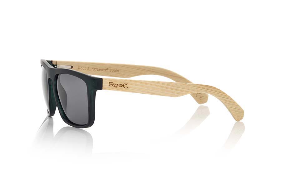 Wood eyewear of Bamboo WAVE GREEN. WAVE GREEN sunglasses are made of GREEN MATE TRANSPARENT synthetic material front and sideburns in bamboo wood, it's a very masculine agunloso square model with a look at the famous okley combined with four colors of lenses that will adapt perfectly to your taste and to your modern style. Front size: 145X50mm for Wholesale & Retail | Root Sunglasses® 