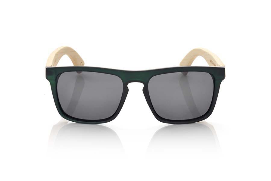 Gafas de Madera Natural de Bambú WAVE GREEN. Las gafas de sol WAVE GREEN  están realizadas con el frontal de material sintético VERDE mate transparente y las patillas en madera de bambú , se trata de un modelo cuadrado agunloso muy masculino con un aire a las famosas okley combinadas con cuatro colores de lentes que se adaptarán a la perfección a tu gusto y a tu estilo moderno. Medida frontal: 145X50mm Venta al Por Mayor y Detalle | Root Sunglasses® 