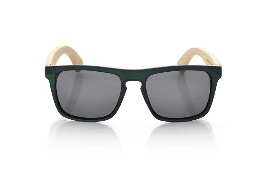 Gafas de Madera Natural de Bambú WAVE GREEN. Las gafas de sol WAVE GREEN  están realizadas con el frontal de material sintético VERDE mate transparente y las varillas en madera de bambú , se trata de un modelo cuadrado agunloso muy masculino con un aire a las famosas okley combinadas con cuatro colores de lentes que se adaptarán a la perfección a tu gusto y a tu estilo moderno. Medida frontal: 145X50mm Venta al Por Mayor y Detalle | Root Sunglasses® 