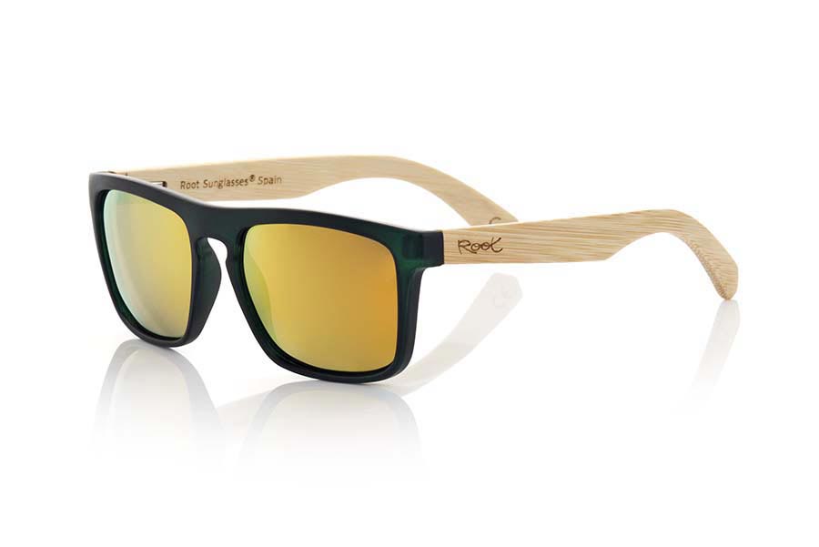 Wood eyewear of Bamboo WAVE GREEN. WAVE GREEN sunglasses are made of GREEN MATE TRANSPARENT synthetic material front and sideburns in bamboo wood, it's a very masculine agunloso square model with a look at the famous okley combined with four colors of lenses that will adapt perfectly to your taste and to your modern style. Front size: 145X50mm for Wholesale & Retail | Root Sunglasses® 