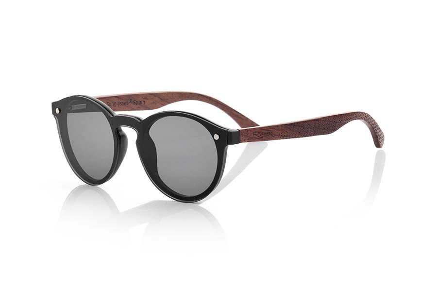 Wood eyewear of Rosewood modelo SUN BLACK. SUN BLACK sunglasses are made with black synthetic material front and sideburns in rosewood engraved with an ethnic pattern, it's a female model rounded very current trend <b>PC not POLARIZED</b>flat lenses cover around the front. Front size: 136X49mm | Root Sunglasses® 