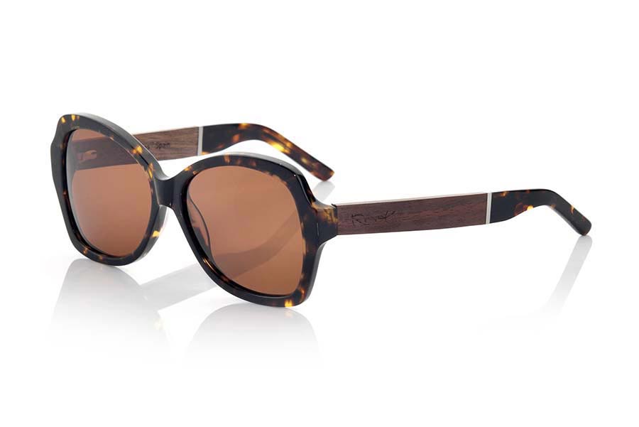 Gafas de Madera Natural de Palisandro modelo KENYA MIX. Las gafas de sol KENYA MIX de la serie MIXED PREMIUM están fabricadas con el frontal en acetato de calidad en color CAREY MARRÓN y las patillas en madera de PALISANDRO natural terminadas en varilla cubiertas de acetato negro que permiten ser ajustadas en caso necesario. Se trata de un modelo muy elegante que le sentarán perfectamente a ellas. Te sorprenderá la calidad de los materiales y su terminación perfecta. Medida frontal: 146x56mm | Root Sunglasses®