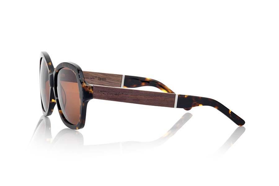 Gafas de Madera Natural de Palisandro KENYA MIX. Las gafas de sol KENYA MIX de la serie MIXED PREMIUM están fabricadas con el frontal en acetato de calidad en color CAREY MARRÓN y las varillas en madera de PALISANDRO natural terminadas en varilla cubiertas de acetato negro  que permiten ser ajustadas en caso necesario. Se trata de un modelo  muy elegante que le sentarán perfectamente a ellas. Te sorprenderá la calidad de los materiales y su terminación perfecta. Medida frontal: 146x56mm Venta al Por Mayor y Detalle | Root Sunglasses® 