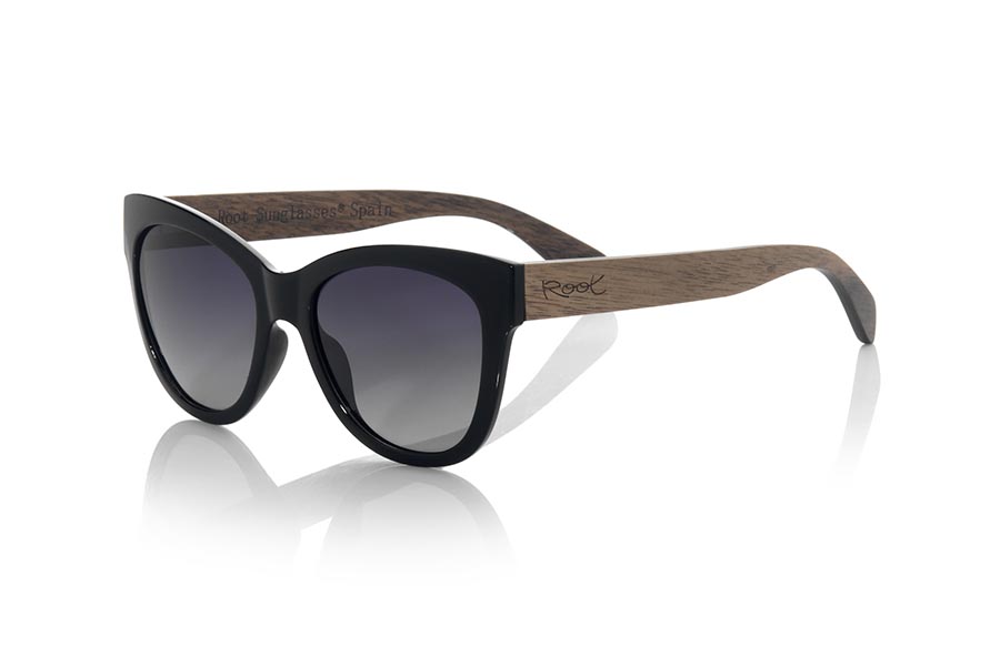 Wood eyewear of Rosewood CANOS. The CANOS sunglasses are made with the front in black PC material and the wooden sideburns of Natural rosewood. Very feminine model of rounded shapes and very fine mount that feels good to all kinds of people, the CANO sunglasses have been combined  with several lenses colors. Frontal measurement: 142x55mm for Wholesale & Retail | Root Sunglasses® 