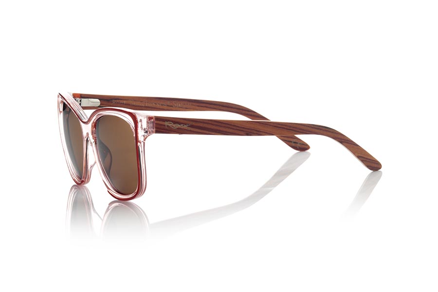 Wood eyewear of Mahogany ZAHARA. The ZAHARA sunglasses are made with the front in bright and brown color transparent PC material and the Natural mahogany wood sideburns. Very feminine model of suggestive shapes inspired by the beaches of Zahara de los Atunes, the Zahara sunglasses have been combined with several lenses. Frontal measurement: 143x53mm for Wholesale & Retail | Root Sunglasses® 