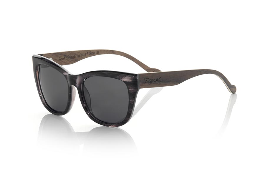 Wood eyewear of Walnut modelo ESPARTEL. The ESPARTEL sunglasses are made with the front in marbel black PC material and NOGAL Natural wood legs. Very feminine model of suggestive shapes, the ESPARTEL sunglasses have been combined as standard with several lenses. Front measurement: 145x52mm | Root Sunglasses® 