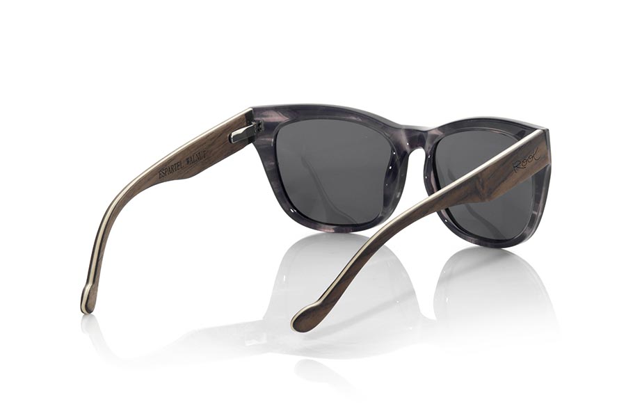 Wood eyewear of Walnut ESPARTEL. The ESPARTEL sunglasses are made with the front in marbel black PC material and NOGAL Natural wood legs. Very feminine model of suggestive shapes, the ESPARTEL sunglasses have been combined as standard with several lenses. Front measurement: 145x52mm for Wholesale & Retail | Root Sunglasses® 