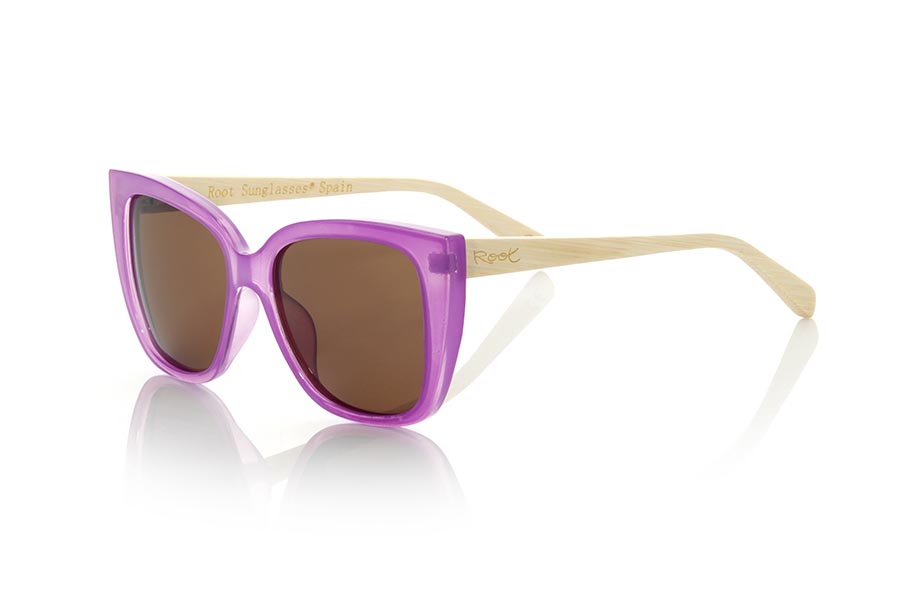 Wood eyewear of Bambú LANCES. The lances sunglasses are made with the front in fuchsia PC material and the Natural bamboo wood sideburns. Very feminine model of suggestive shapes inspired by the beaches of the lances in TARIFA, the lances sunglasses have been combined with several lenses. Frontal measurement: 145x56mm for Wholesale & Retail | Root Sunglasses® 