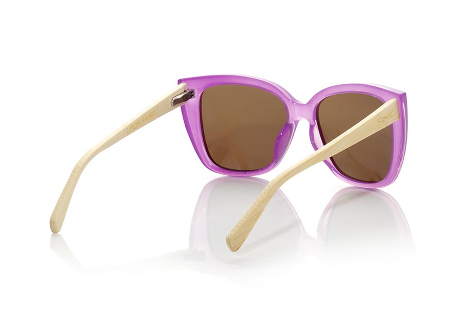 Wood eyewear of Bamboo LANCES. The lances sunglasses are made with the front in fuchsia PC material and the Natural bamboo wood sideburns. Very feminine model of suggestive shapes inspired by the beaches of the lances in TARIFA, the lances sunglasses have been combined with several lenses. Frontal measurement: 145x56mm for Wholesale & Retail | Root Sunglasses® 