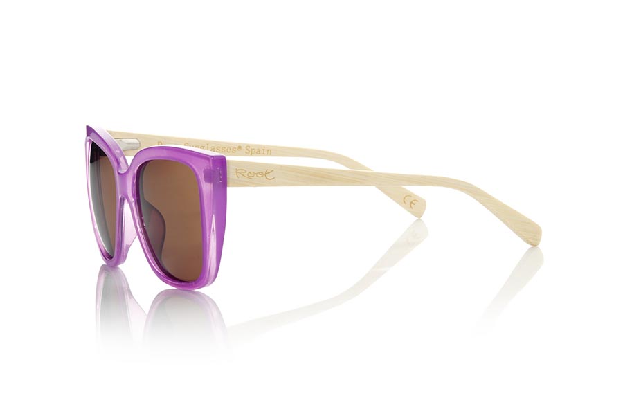 Wood eyewear of Bamboo LANCES. The lances sunglasses are made with the front in fuchsia PC material and the Natural bamboo wood sideburns. Very feminine model of suggestive shapes inspired by the beaches of the lances in TARIFA, the lances sunglasses have been combined with several lenses. Frontal measurement: 145x56mm for Wholesale & Retail | Root Sunglasses® 