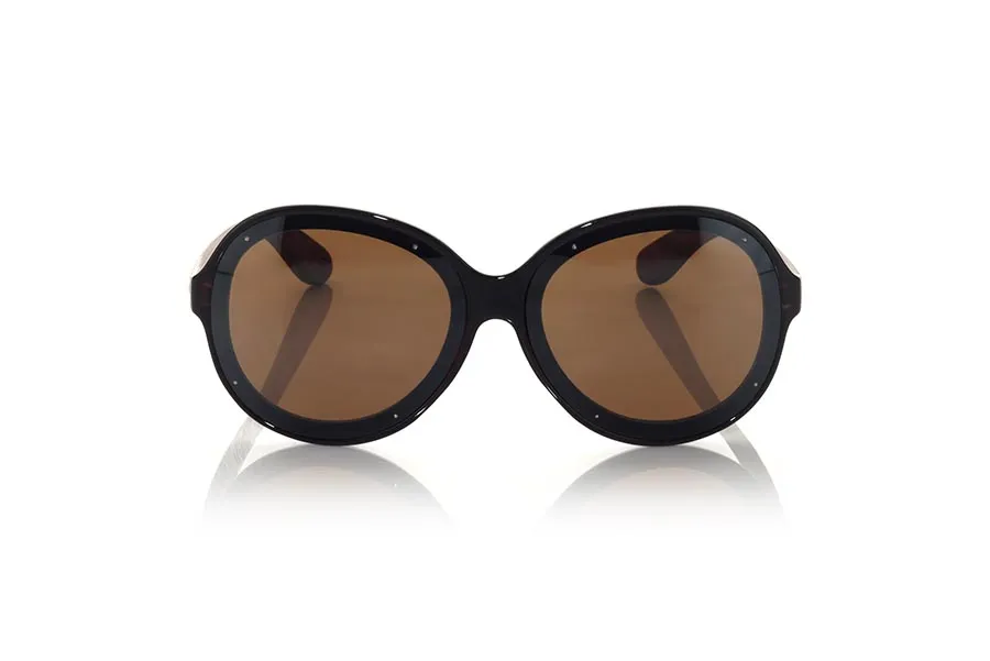 Wood eyewear of Rosewood GUADALMESI. The sunglasses GUADALMESI are made with the front in PC material of glossy black color and the wooden sideburns of rosewood Natural. Very feminine model of suggestive forms inspired by the beaches of GUADALMESI in TARIFA, the GUADALMESI sunglasses have been combined with several lenses. Frontal measurement: 147x60mm for Wholesale & Retail | Root Sunglasses® 