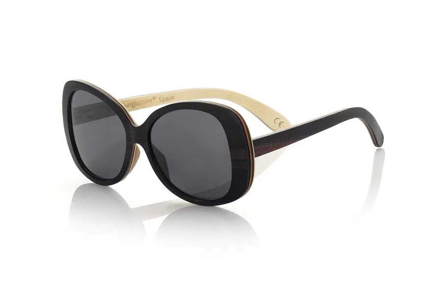Gafas de Madera Natural de Ébano ZAHORA. Las gafas de sol ZAHORA están fabricadas en una combinación de maderas de Ébano y Arce. El frontal de esta gafa redondeada y de líneas sexys está fabricado en madera laminada de ébano y arce.  Las varillas son finas realizadas en la misma combinación de maderas laminadas. Te sorprenderá el diseño y la belleza de la madera. Medida frontal: 150x58mm Venta al Por Mayor y Detalle | Root Sunglasses® 