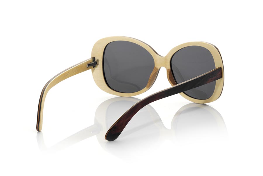 Gafas de Madera Natural de Ébano ZAHORA. Las gafas de sol ZAHORA están fabricadas en una combinación de maderas de Ébano y Arce. El frontal de esta gafa redondeada y de líneas sexys está fabricado en madera laminada de ébano y arce.  Las patillas son finas realizadas en la misma combinación de maderas laminadas. Te sorprenderá el diseño y la belleza de la madera. Medida frontal: 150x58mm Venta al Por Mayor y Detalle | Root Sunglasses® 
