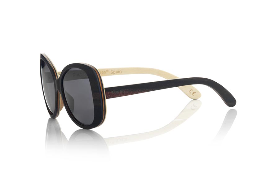Gafas de Madera Natural de Ébano ZAHORA. Las gafas de sol ZAHORA están fabricadas en una combinación de maderas de Ébano y Arce. El frontal de esta gafa redondeada y de líneas sexys está fabricado en madera laminada de ébano y arce.  Las patillas son finas realizadas en la misma combinación de maderas laminadas. Te sorprenderá el diseño y la belleza de la madera. Medida frontal: 150x58mm Venta al Por Mayor y Detalle | Root Sunglasses® 
