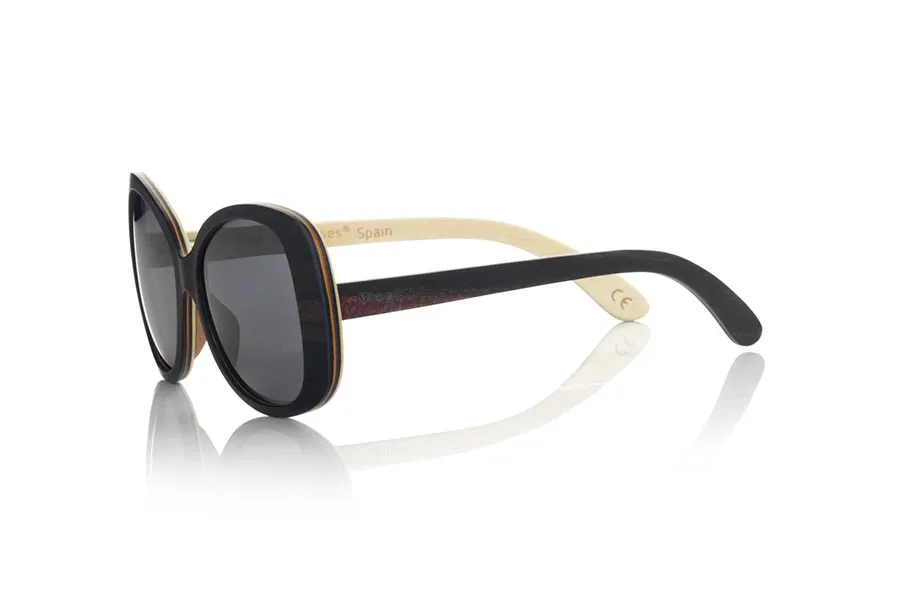 Gafas de Madera Natural de Ébano ZAHORA. Las gafas de sol ZAHORA están fabricadas en una combinación de maderas de Ébano y Arce. El frontal de esta gafa redondeada y de líneas sexys está fabricado en madera laminada de ébano y arce.  Las varillas son finas realizadas en la misma combinación de maderas laminadas. Te sorprenderá el diseño y la belleza de la madera. Medida frontal: 150x58mm Venta al Por Mayor y Detalle | Root Sunglasses® 