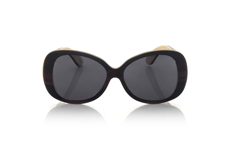 Gafas de Madera Natural de Ébano ZAHORA. Las gafas de sol ZAHORA están fabricadas en una combinación de maderas de Ébano y Arce. El frontal de esta gafa redondeada y de líneas sexys está fabricado en madera laminada de ébano y arce.  Las patillas son finas realizadas en la misma combinación de maderas laminadas. Te sorprenderá el diseño y la belleza de la madera. Medida frontal: 150x58mm Venta al Por Mayor y Detalle | Root Sunglasses® 